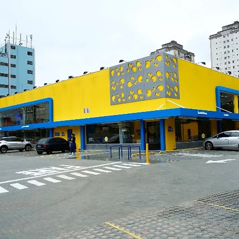 Fachada da loja Petz na Radial Leste, em São Paulo, com o estacionamento em primeiro plano.